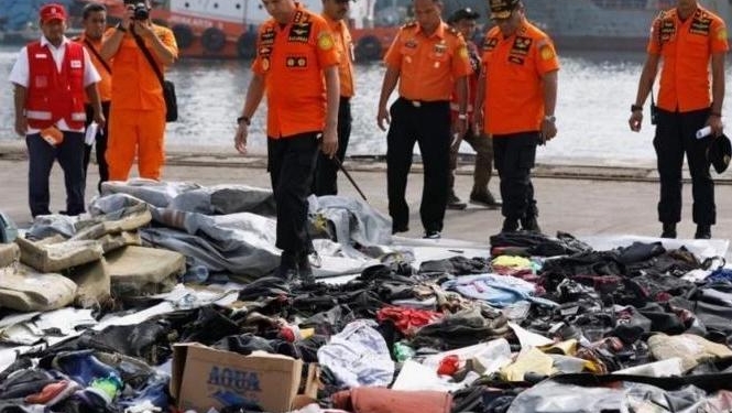 Крушение Boeing 737 в Индонезии: подняты останки 105 человек, но опознано только 14