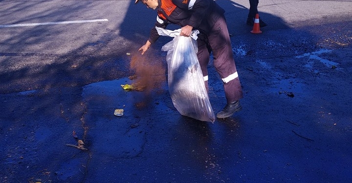 На ликвидацию последствий разлива нефтепродуктов на одной из улиц Николаева потребовалось 250 л «Эконадина»