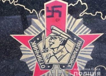 Бабка-хулиганка: в Николаеве памятник пограничникам осквернила пожилая женщина