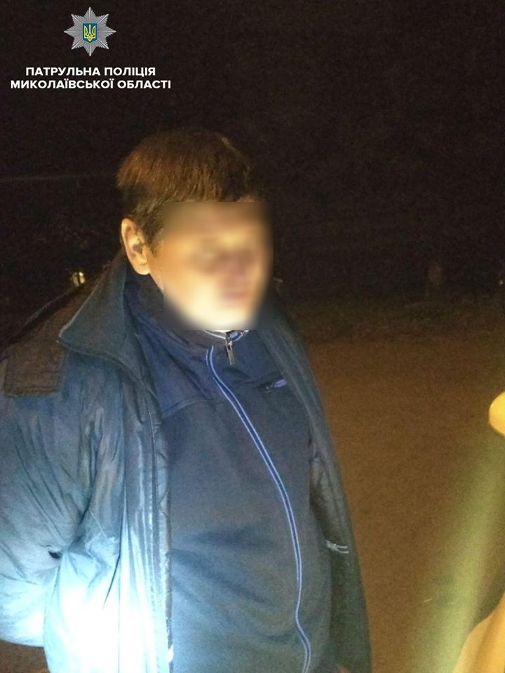 В Ингульском районе Николаева патрульные задержали мужчин, обворовывающих припаркованные автомобили 1