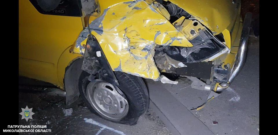 В Николаеве пьяный водитель «Форда» оказался после столкновения с другим авто и электроопорой в больнице 1