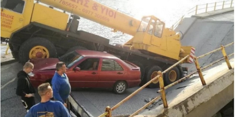 В Греции обвалился автомобильный мост – не выдержал веса автокрана