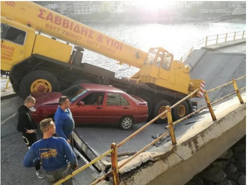 В Греции обвалился автомобильный мост – не выдержал веса автокрана 1