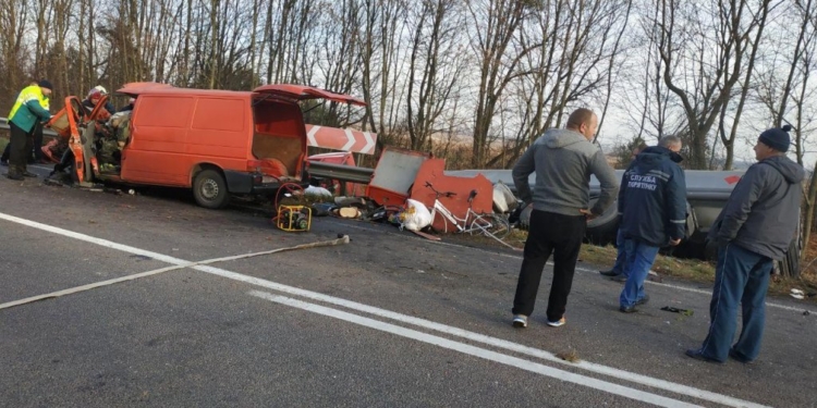 Три человека погибли в ДТП на Ровенщине – бусик столкнулся с грузовиком