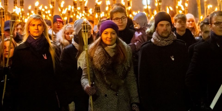 Около 20 тысяч человек приняли участие в факельном шествии в столице Латвии