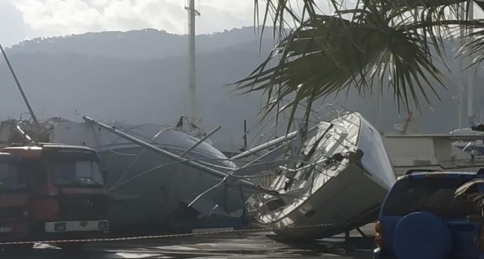 Обломки на побережье. В Турции два смерча разбили яхты и машины