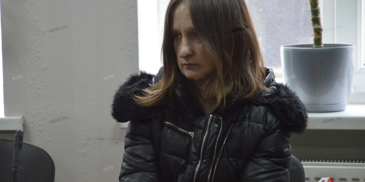 В Николаеве приступили к суду над матерью, которая бросила своего ребенка с моста. Она настаивает, что выпустила его случайно