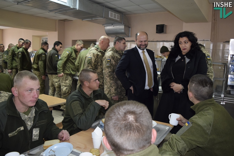 Вице-премьер-министр проверила питание морпехов в Николаеве 21