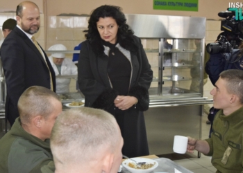 Вице-премьер-министр проверила питание морпехов в Николаеве