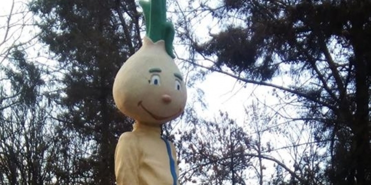 На Луганщине памятник Ленину заменили на памятник Чиполлино