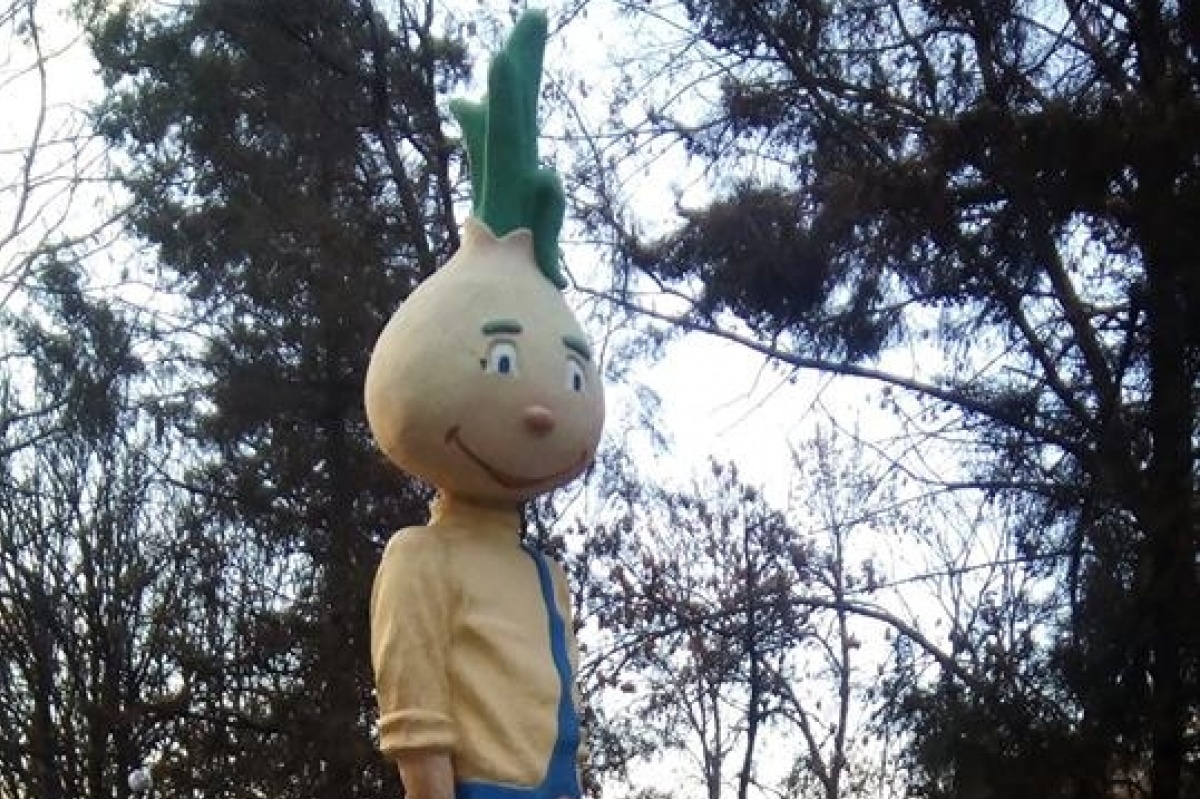 На Луганщине памятник Ленину заменили на памятник Чиполлино