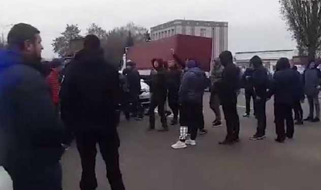 Не для себя, а на продажу. В Ровно перегонщики “евроблях” блокировали таможню