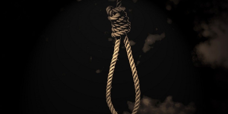 Николаевские железнодорожники нашли в лесу тело повешенного мужчины