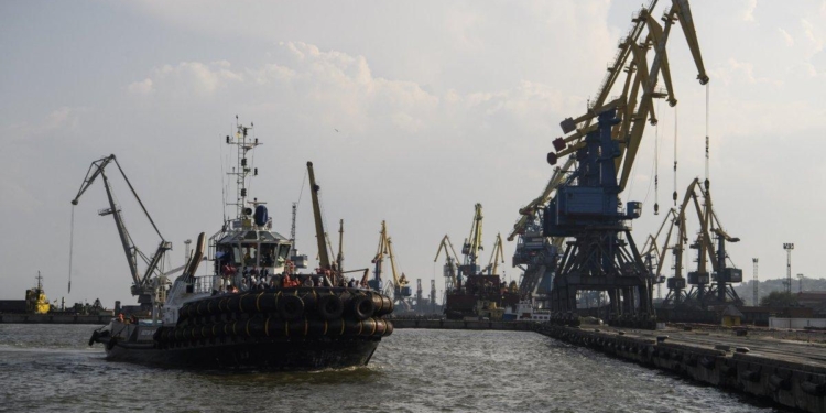 «Укрзализныця» заявила, что готова перенаправить грузы из Мариуполя и Бердянска в другие порты