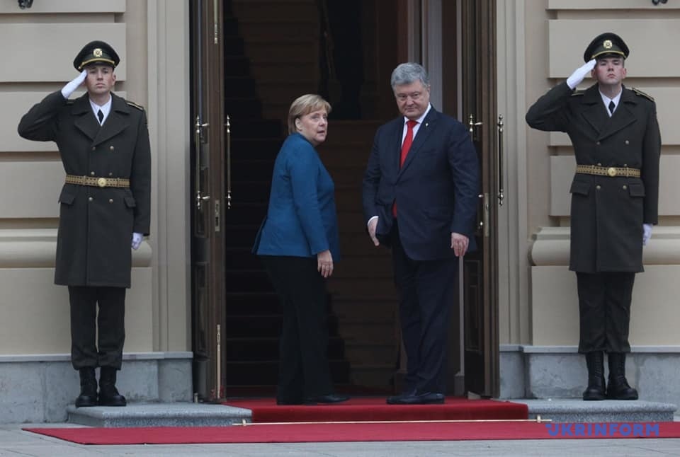 Порошенко привел Меркель новые доказательства преступлений РФ против Украины 1