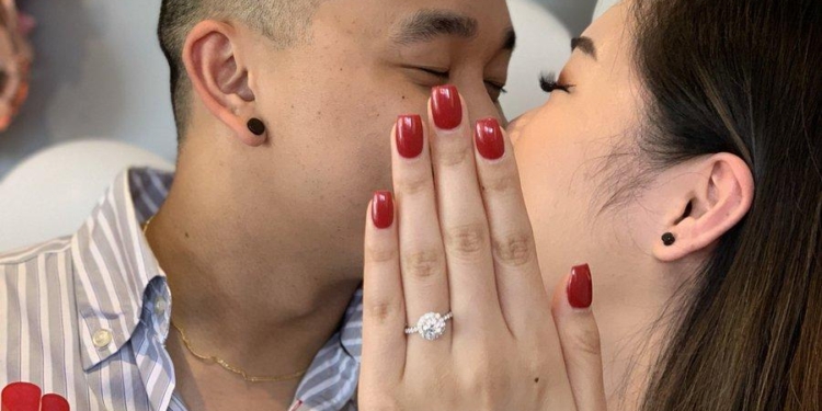 Девушку позвали замуж, но в волнительный момент что-то пошло не так из-за маникюра