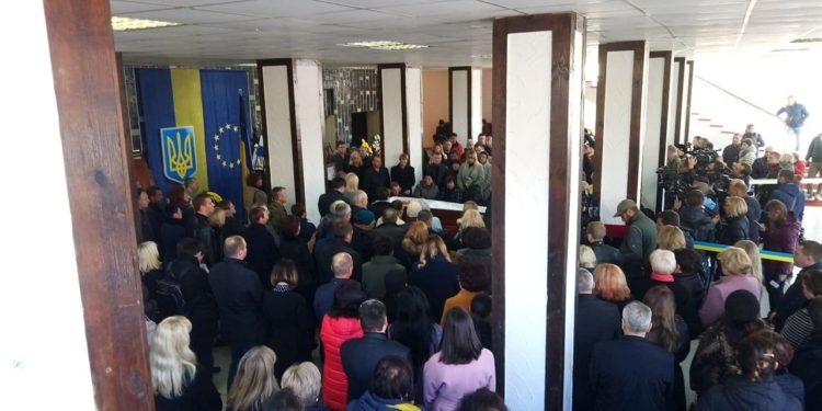 В Херсоне прощаются с Катериной Гандзюк, под стенами Нацполиции проходит акция протеста