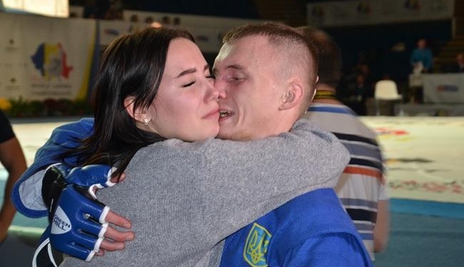 На чемпионате мира по самбо украинский призер трогательно признался в любви девушке