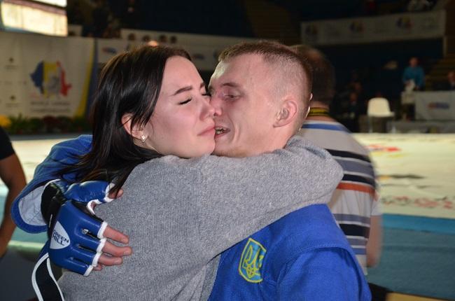 На чемпионате мира по самбо украинский призер трогательно признался в любви девушке 3