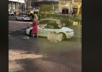 Не огорчайте женщин: в центре Киева девушка писала на  Porsche ругательства и рубила его топором