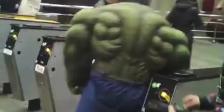 Халк прокатился в киевском метро