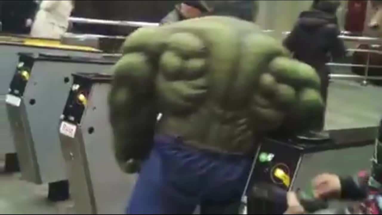 Халк прокатился в киевском метро