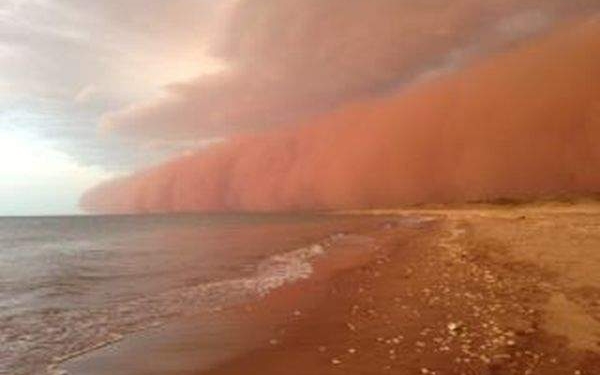 В сети разместили потрясающее видео пылевой бури, накрывшей Австралию