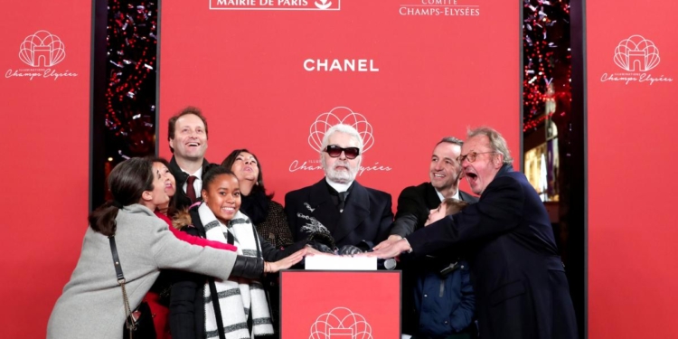 Легендарный дизайнер Лагерфельд включил рождественскую иллюминацию в Париже