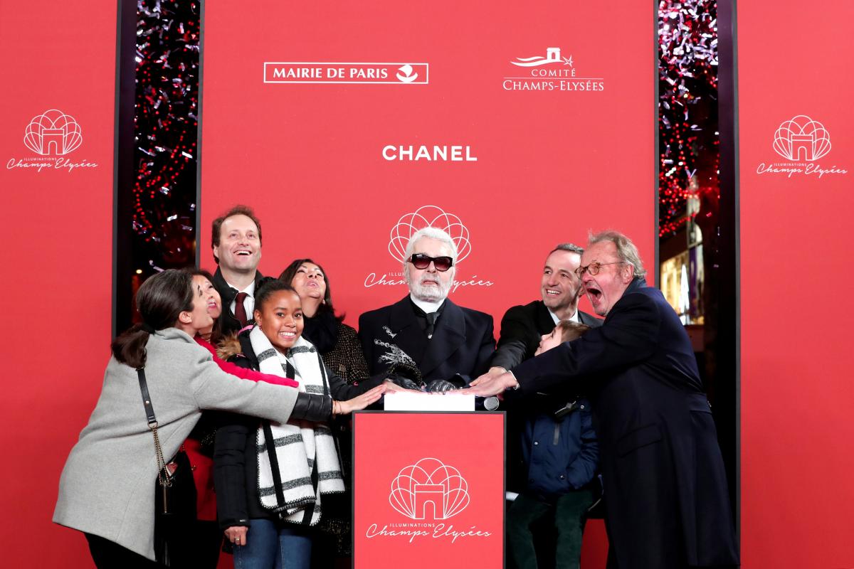 Легендарный дизайнер Лагерфельд включил рождественскую иллюминацию в Париже
