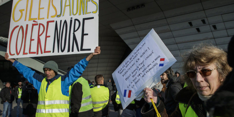 Во Франции прошли масштабные протесты против роста цен на топливо, есть погибший