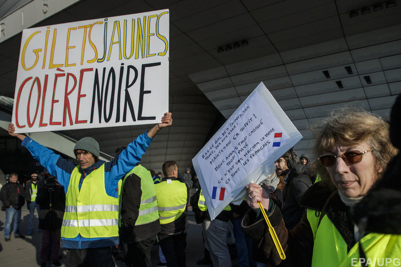 Во Франции прошли масштабные протесты против роста цен на топливо, есть погибший 7
