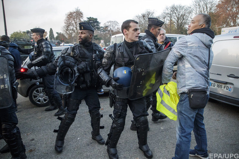 Во Франции прошли масштабные протесты против роста цен на топливо, есть погибший 9