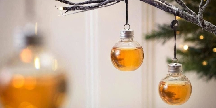 Дринк на елку. В Британии выпускают елочные игрушки с водкой, джином и виски внутри