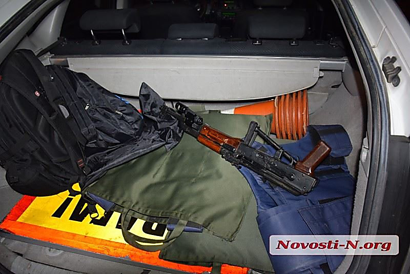 В Николаеве двое мужчин зашли с «калашом» отдохнуть в пивоварню – полиция вернула им оружие 1