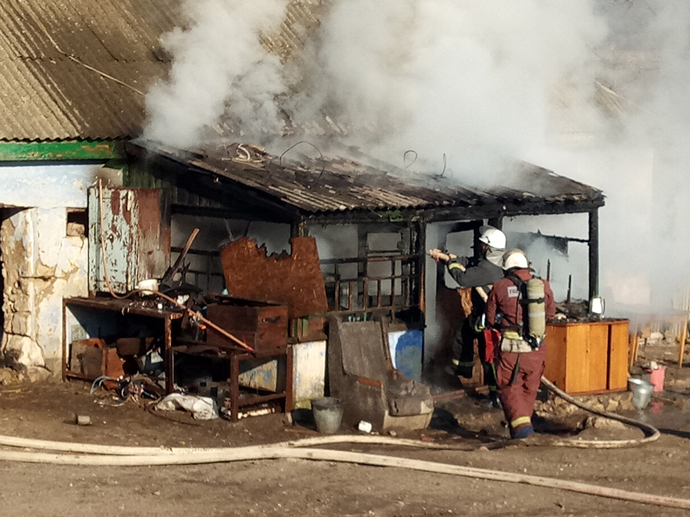 За вчерашний день спасатели на Николаевщине потушили 7 пожаров – в Николаеве от верной смерти в дыму спасли двух бездомных 3