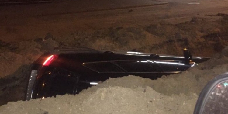 Что бывает с игнорирующими знаки: в Николаеве Volkswagen Touareg упал в траншею