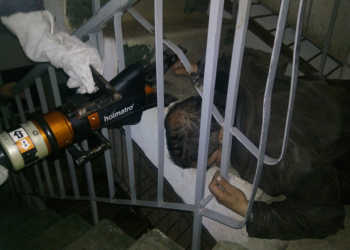 На Николаевщине мужчина застрял головой в металлических перилах – вызволяли спасатели