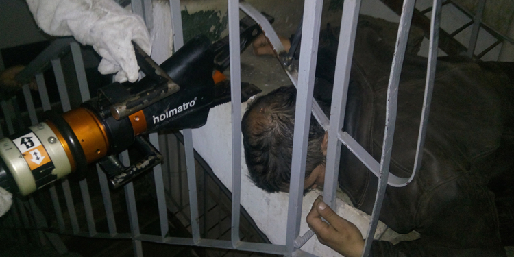 На Николаевщине мужчина застрял головой в металлических перилах – вызволяли спасатели