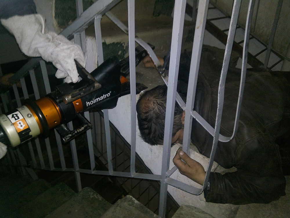 На Николаевщине мужчина застрял головой в металлических перилах – вызволяли спасатели 1