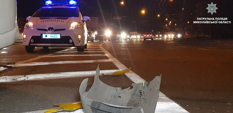 В Николаеве пьяный водитель «Форда» оказался после столкновения с другим авто и электроопорой в больнице 3