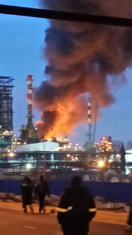 В Москве горит нефтеперерабатывающий завод 5