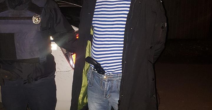 В тельняшке и с пистолетом: в Николаеве патрульные задержали пьяного дебошира