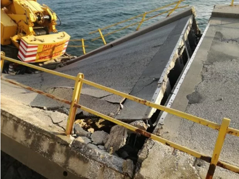 В Греции обвалился автомобильный мост – не выдержал веса автокрана 3