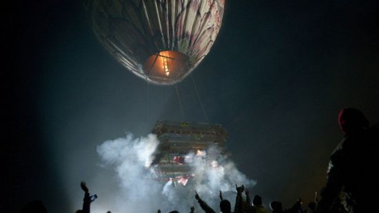 В Мьянме воздушный шар с фейерверками взорвался над толпой зрителей 1
