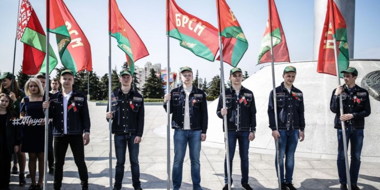 “Билет на полочку и заткнитесь”: белорусских школьников заставляют вступать в комсомол