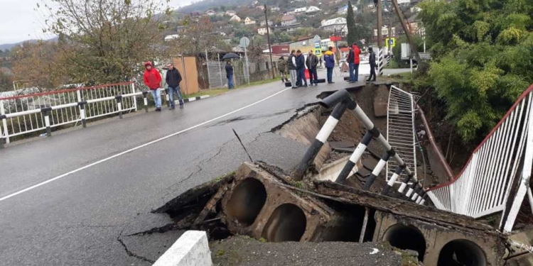 В России рухнул очередной мост. На этот раз в районе Сочи