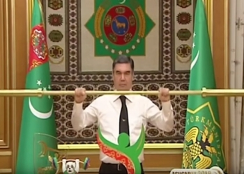 Президенту Туркмении подарили золотую штангу. Он ее тут же поднял над головой под аплодисменты