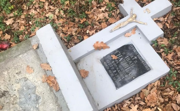 В Польше осквернили могилу украинского священника и его семьи