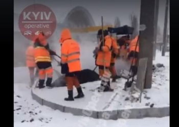 В Киеве укладывают асфальт в снегопад