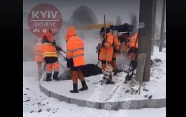 В Киеве укладывают асфальт в снегопад 1